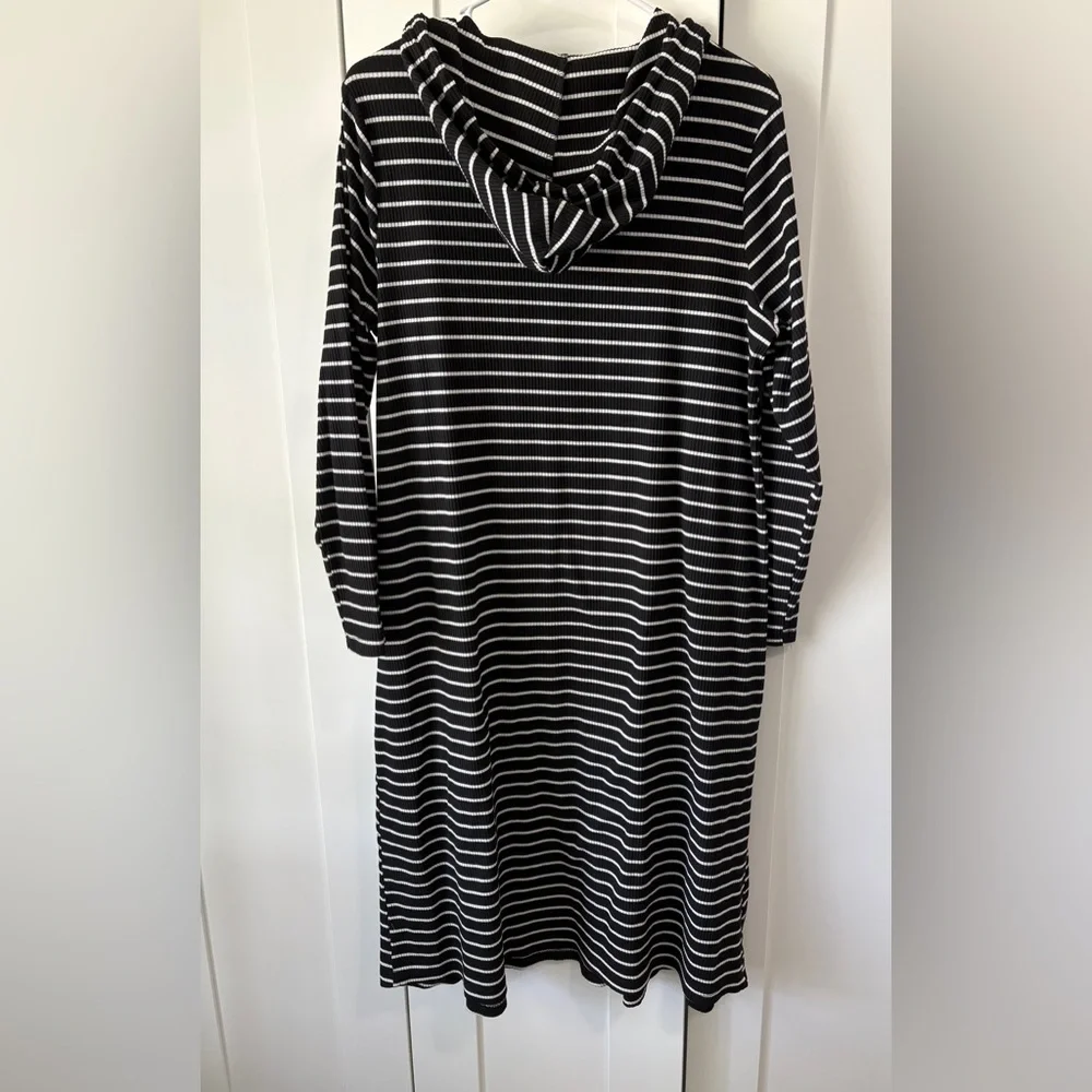 Black & White Dress - Picture 3 of 4